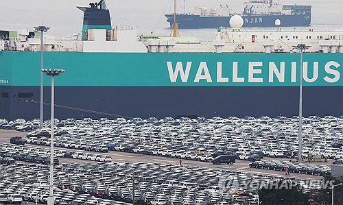 수출 기다리는 자동차(평택=연합뉴스) 홍기원 기자 = 미국의 25% 관세 조치로 대미 수출에 비상이 걸린 자동차·부품 업계의 피해를 줄이기 위해 정부가 2조원의 정책금융을 추가로 투입한다.     전기차 보조금 확대, 개별소비세 감면, 공공 업무차량 조기 구매 등 수출이 줄어든 자리를 내수가 메울 수 있도록 지원책을 시행한다.     사진은 9일 경기도 평택항에서 수출 대기 중인 자동차. 2025.4.9 xanadu@yna.co.kr