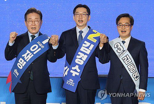 인사하는 민주당 대선 경선 후보들(청주=연합뉴스) 이성민 기자 = 더불어민주당 대선 경선 후보들이 19일 오후 충북 청주체육관에서 열린 '제21대 대통령선거 후보자 선출을 위한 충청권 합동연설회'에 참석해 있다. 왼쪽부터 이재명, 김경수, 김동연 후보. 2025.4.19 chase_arete@yna.co.kr