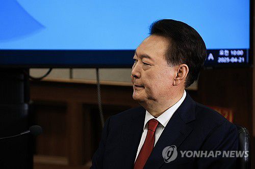 내란혐의 2차 공판 출석한 윤 전 대통령(서울=연합뉴스) 윤석열 전 대통령이 21일 서울 서초구 서울중앙지법에서 열린 내란 우두머리 혐의 형사재판 2차 공판에 출석해 있다. 2025.4.21 [사진공동취재단] photo@yna.co.kr