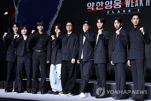 넷플릭스 '약한영웅 Class 2' 제작발표회(서울=연합뉴스) 류효림 기자 = 배우 이민재(왼쪽부터), 최민영, 려운, 박지훈, 유수민 감독, 한준희 크리에이터, 이준영, 유수빈, 배나라가 21일 서울 마포구 호텔 나루 엠갤러리에서 열린 넷플릭스 '약한영웅 Class 2' 제작발표회에서 포즈를 취하고 있다. 2025.4.21 ryousanta@yna.co.kr