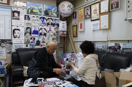 풍선 만드는 납북자가족[납북자가족모임 제공. 재판매 및 DB 금지]