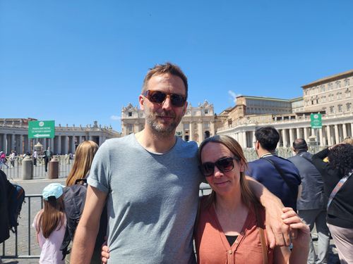 요르트 판 크뢰이닝언씨와 부인 조이씨(바티칸=연합뉴스) 신창용 특파원 = 22일(현지시간) 바티칸 성 베드로 광장에서 연합뉴스와 인터뷰에 응한 요르트 판 크뢰이닝언씨와 그의 부인 조이씨가 사진 촬영 요청에 응하고 있다. 2025.04.22 changyong@yna.co.kr