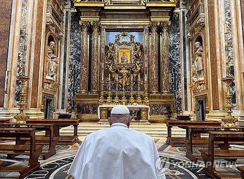 지난 12일 산타 마리아 마조레 대성전 성모 성화 앞에서 기도하는 교황[교황청 AFP=연합뉴스 자료사진]