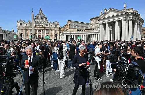 교황 선종 소식이 전해진 후 성베드로 광장에 모여든 신자들[AFP 연합뉴스. 재판매 및 DB 금지]
