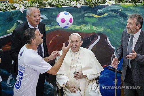 2022년 청소년 교육 단체 출범식에서 축구공 묘기를 바라보는 교황[AP 연합뉴스 자료사진]