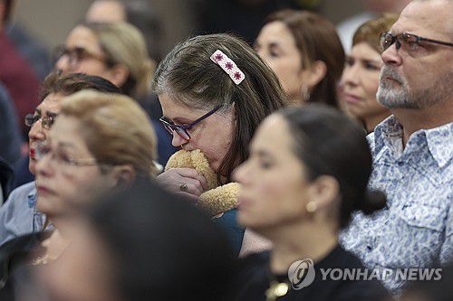 21일(현지시간) 총격범 패트릭 크루시어스 재판에서 침통한 표정의 방청객[AP=연합뉴스. 재판매 및 DB 금지]