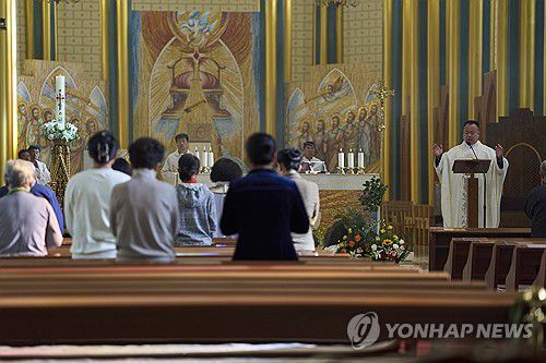 중국 베이징의 한 성당에서 열린 교황 추모 미사 모습[AP 연합뉴스 자료사진. 재판매 및 DB 금지]
