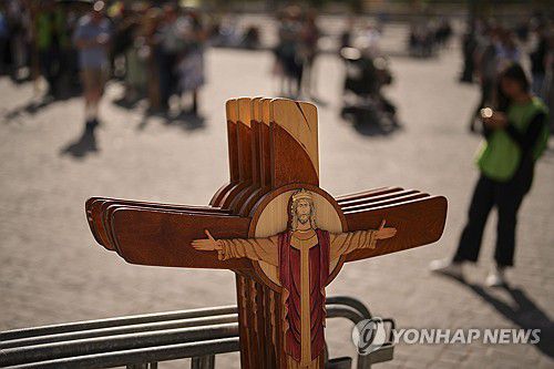 바티칸 성베드로 광장에 놓인 나무 십자가[AP 연합뉴스 자료사진 재판매 및 DB 금지]