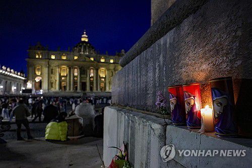 21일(현지시간) 저녁 바티칸 성베드로 광장에서 열린 묵주기도[EPA 연합뉴스]