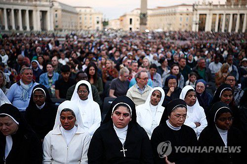 21일(현지시간) 오후 성베드로 광장의 묵주기도[로이터 연합뉴스]