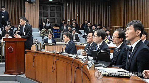 답하는 김광일MBK 파트너스 부회장(서울=연합뉴스) 18일 국회에서 열린 정무위 전체회의 홈플러스·MBK 파트너스 및 삼부토건 관련 긴급 현안질의에서 김광일MBK 파트너스 부회장 겸 홈플러스 공동 대표가 의원들의 질의에 답하고 있다. 2025.3.18 [국회사진기자단] photo@yna.co.kr