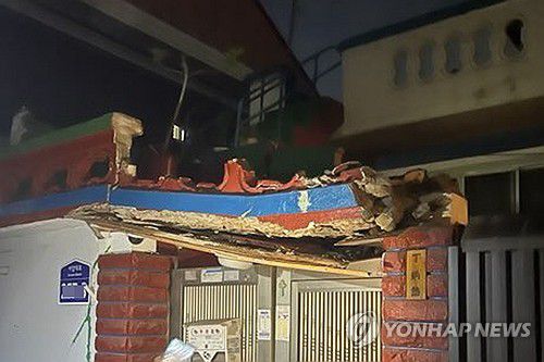 무너진 담장(광주=연합뉴스) 지난 21일 오후 10시 20분께 광주 북구 중흥동 주택 4곳의 외벽과 담장에서 균열이 발생했다. 사진은 무너진 담장의 모습. 2025.4.22 [광주 북구 제공. 재판매 및 DB 금지] in@yna.co.kr