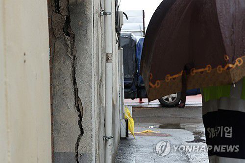쩍쩍 갈라진 외벽(광주=연합뉴스) 김혜인 기자 = 22일 오전 광주 북구 중흥동 도시철도 2호선 공사현장 인근 주택 외벽이 갈라져있다. 전날 오후 10시 20분께 담장과 외벽 등에 균열이 갔다는 신고가 접수돼 거주민 6명이 임시 대피했다. 2025.4.22 in@yna.co.kr