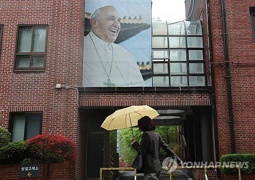 교황 추모 빈소 명동성당에 마련(서울=연합뉴스) 서명곤 기자 = 22일 서울 중구 명동대성당 영성센터 건물 외벽에 프란치스코 교황의 사진이 걸려있다. 2025.4.22 seephoto@yna.co.kr