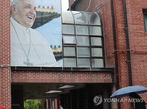 프란치스코 교황 선종(서울=연합뉴스) 서명곤 기자 =  22일 서울 중구 명동대성당 영성센터 건물 외벽에 프란치스코 교황의 사진이 걸려있다. 서울대교구 주교단은 이날 오후 주교좌 명동대성당 지하성당에 프란치스코 교황 빈소를 마련한다고 밝혔다. 염수정 추기경, 정순택 대주교, 구요비 주교, 이경상 주교를 비롯한 주교단 조문 이후 오후 3시부터 일반인들도 조문할 수 있다. 2025.4.22 seephoto@yna.co.kr