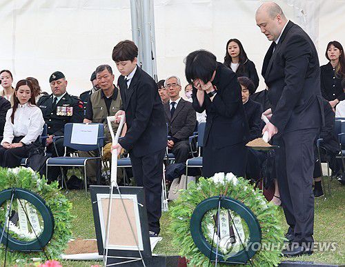 참전용사여, 편히 잠드소서(부산=연합뉴스) 강선배 기자 = 22일 부산 남구 유엔기념공원 참전용사 묘역에서 한국전쟁 캐나다 참전용사 고(故) 윌리엄 크라이슬러 씨의 유해 안장식이 진행되고 있다. 2025.4.22 sbkang@yna.co.kr