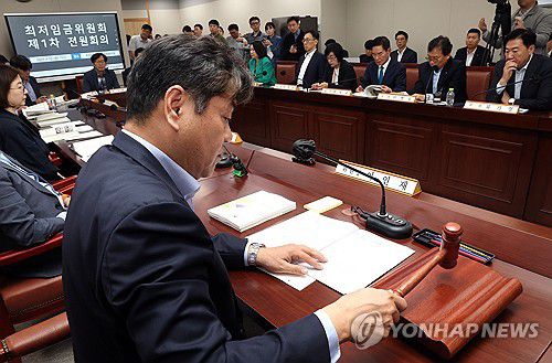 내년 최저임금은?(세종=연합뉴스) 배재만 기자 = 이인재 최저임금위원장이 22일 정부세종청사에서 내년도 최저임금 수준을 결정하기 위한 첫 최저임금위원회 회의를 알리고 있다. 2025.4.22 scoop@yna.co.kr