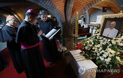 '영원한 안식을 빕니다'(서울=연합뉴스) 염수정 추기경, 정순택 대주교 등 서울대교구 주교단이 22일 서울 명동대성당 지하성당에 마련된 프란치스코 교황 빈소를 찾아 조문하고 있다. 2025.4.22 [사진공동취재단] photo@yna.co.kr