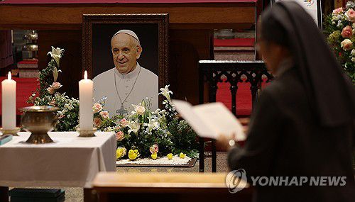 대구 계산성당에 마련된 프란치스코 교황 분향소(대구=연합뉴스) 윤관식 기자 = 22일 프란치스코 교황의 분향소가 마련된 대구 중구 주교좌 계산대성당에서 수녀와 신자들이 위령기도를 하고 있다. 2025.4.22 psik@yna.co.kr
