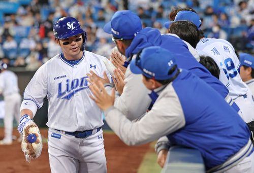 홈런을 치고 동료 축하를 받는 박병호[삼성 라이온즈 제공. 재판매 및 DB 금지]