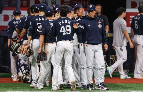 경기 후 하이파이브하는 이승엽 감독[두산 베어스 제공. 재판매 및 DB 금지]