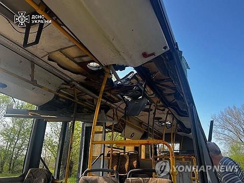 러시아 공격으로 파괴된 민간인 수송 버스[AFP 연합뉴스 자료사진. 재판매 및 DB 금지]