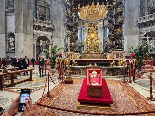 바티칸 성 베드로 대성전에 놓인 교황의 관(바티칸=연합뉴스) 신창용 특파원 = 프란치스코 교황이 선종한 지 사흘째인 23일(현지시간) 바티칸 성 베드로 대성전에서 일반인 조문이 시작됐다. 성 베드로 대성전에 교황의 관이 놓인 모습. 2025.04.23 changyong@yna.co.kr