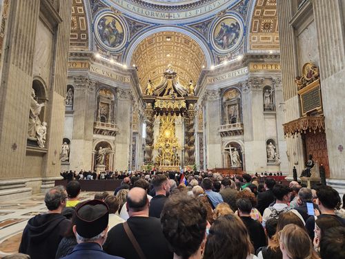 교황을 조문하기 위해 성 베드로 대성전에 몰려든 사람들(바티칸=연합뉴스) 신창용 특파원 = 프란치스코 교황이 선종한 지 사흘째인 23일(현지시간) 바티칸 성 베드로 대성전에서 일반인 조문이 시작됐다. 2025.04.23 changyong@yna.co.kr
