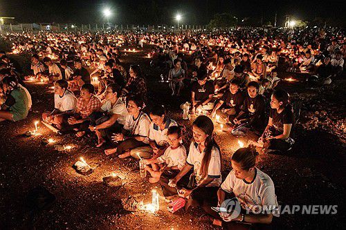 교황 추모하는 동티모르 국민들(딜리[동티모르] AFP=연합뉴스) 22일(현지시간) 밤 태평양 동티모르 수도 딜리의 타시톨루 공원에 국민들이 몰려 프란치스코 교황을 추모하고 있다. 2025.04.23