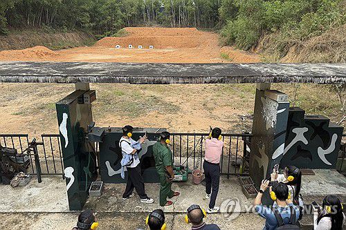 베트남전 관광지 꾸찌 땅굴의 사격 체험장[AP 연합뉴스 자료사진. 재판매 및 DB 금지]