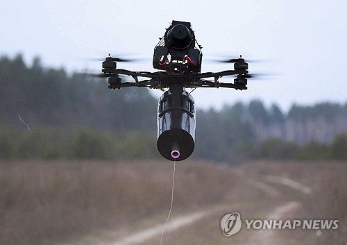 동체 하단에 연결된 광케이블을 끌며 날아가는 우크라이나군 유선 드론[EPA 연합뉴스 자료사진. 재판매 및 DB 금지]