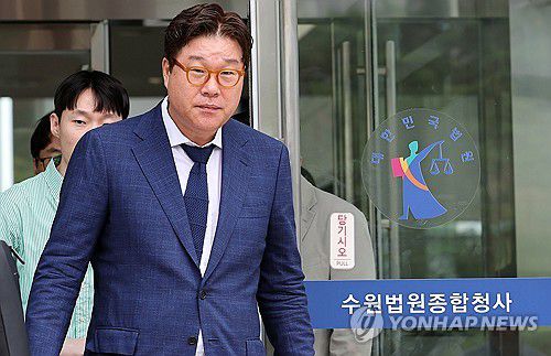 법원 나서는 김성태(수원=연합뉴스) 권준우 기자 = 5개 비상장회사 자금 500억원대 횡령 및 800만 달러 대북송금 혐의 등으로 기소돼 1심에서 징역 2년 6월의 실형과 징역 1년에 집행유예 2년을 각각 선고받은 김성태 쌍방울 그룹 전 회장이 지난해 7월 12일 오후 선고 공판이 열린 경기도 수원시 영통구 수원지방법원을 빠져나오고 있다. 2024.7.12 stop@yna.co.kr