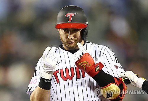 오스틴, 적시타(서울=연합뉴스) 윤동진 기자 = 25일 잠실야구장에서 열린 2025 KBO리그 한화 이글스 대 LG 트윈스 경기. 8회 말 무사 만루 때 LG 오스틴이 1타점 적시타를 친 후 기뻐하고 있다. 2025.3.25 mon@yna.co.kr