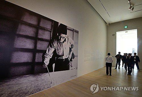 김환기 특별전 관람객들[연합뉴스 자료사진]