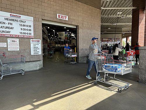 소비 줄인 미국인들(로스앤젤레스=연합뉴스) 임미나 특파원 = 지난 3일(현지시간) 미국 로스앤젤레스(LA)의 한 코스트코 매장에서 소비자들이 생필품 등 소량의 물건을 구매한 뒤 나가고 있다. 도널드 트럼프 행정부의 관세 정책 영향으로 미국인들의 소비 심리는 위축된 양상이다. 2025.4.4 mina@yna.co.kr