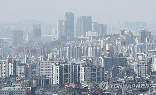 토허제 '한 달 해제'(서울=연합뉴스) 이재희 기자 = 20일 서울 남산에서 바라본 시내 아파트 단지의 모습. 한국부동산원의 전국주택가격 동향 조사에 따르면 강남 토지거래허가구역 해제 기간 동안 강남3구를 중심으로한 아파트값이 급등한 것으로 조사됐다. 이 중 올해 1분기 송파구 아파트값은 전국 시군구 가운데 최고 상승률을 기록했다. 2025.4.20 scape@yna.co.kr