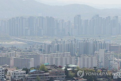 토허제 '한 달 해제'(서울=연합뉴스) 이재희 기자 = 20일 서울 남산에서 바라본 시내 아파트 단지의 모습. 한국부동산원의 전국주택가격 동향 조사에 따르면 강남 토지거래허가구역 해제 기간 동안 강남3구를 중심으로한 아파트값이 급등한 것으로 조사됐다. 이 중 올해 1분기 송파구 아파트값은 전국 시군구 가운데 최고 상승률을 기록했다. 2025.4.20 scape@yna.co.kr