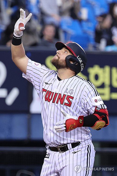 오스틴 '홈런이야'(서울=연합뉴스) 서대연 기자 = 22일 서울 잠실야구장에서 열린 프로야구 2025 신한 SOL 뱅크 KBO리그 NC 다이노스와 LG 트윈스의 경기.     1회말 1사 3루 LG 오스틴이 2점 홈런을 치고 홈으로 들어오며 세리머니를 하고 있다. 2025.4.22 dwise@yna.co.kr