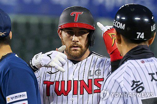 오늘 타격감 좋은 오스틴(서울=연합뉴스) 서대연 기자 = 22일 서울 잠실야구장에서 열린 프로야구 2025 신한 SOL 뱅크 KBO리그 NC 다이노스와 LG 트윈스의 경기.     3회말 1사 주자 없는 상황 LG 오스틴이 안타를 친 뒤 세리머니를 하고 있다. 2025.4.22 dwise@yna.co.kr