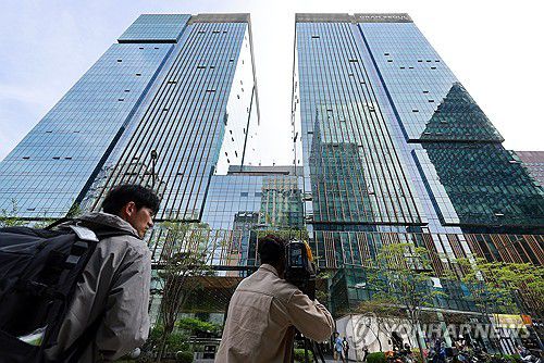 서울남부지검 '유상증자' 고려아연 압수수색(서울=연합뉴스) 신현우 기자 = 검찰이 유상증자 과정에서 부정거래를 한 혐의를 받는 고려아연에 대해 압수수색에 나선 23일 서울 종로구 고려아연 본사를 영상기자가 취재하고 있다.     서울남부지검은 이날 오전 9시부터 고려아연 본사 등에 검사와 수사관을 보내 PC와 내부 보고서, 결재 문건, 관련 서류 등 증거자료를 확보하고 있다. 2025.4.23 nowwego@yna.co.kr