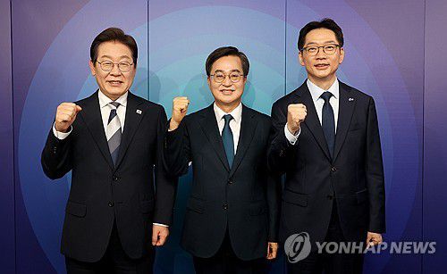 더불어민주당 이재명-김동연-김경수 토론회(서울=연합뉴스) 더불어민주당 이재명(왼쪽부터), 김동연, 김경수 대선 경선 후보가 23일 서울 여의도 오마이TV 스튜디오에서 열린 오마이TV 초청 토론회 시작에 앞서 기념 촬영하고 있다. 2025.4.23 [국회사진기자단] photo@yna.co.kr