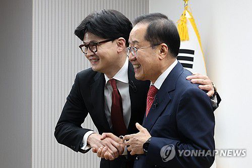 포즈 취하는 한동훈-홍준표(서울=연합뉴스) 국민의힘 한동훈, 홍준표 대선 경선 후보가 23일 서울 여의도 국민의힘 중앙당사에서 열린 2차 경선 토론회 미디어데이에서 포즈를 취하고 있다. 2025.4.23 [국회사진기자단] photo@yna.co.kr