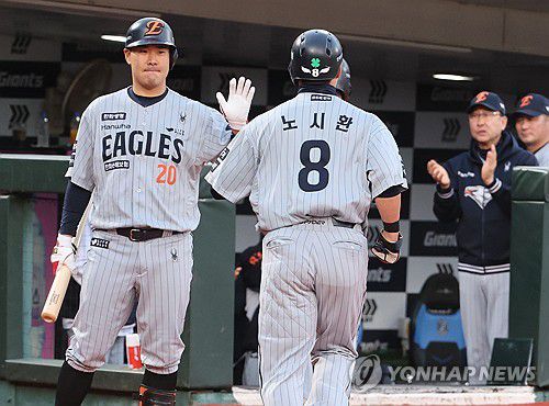 한화 노시환 홈인(부산=연합뉴스) 강선배 기자 = 23일 부산 사직야구장에서 열린 프로야구 2025 신한 SOL 뱅크 KBO리그 한화 이글스와 롯데 자이언츠의 경기. 1회 초 1사 후 한화 이진영의 우전 2루타 때 2루 주자 노시환이 홈으로 들어와 동료들의 환영을 받고 있다. 2025.4.23 sbkang@yna.co.kr