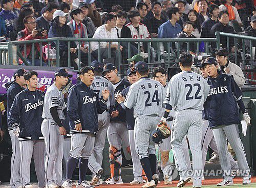 잘하고 있어(부산=연합뉴스) 강선배 기자 = 23일 부산 사직야구장에서 열린 프로야구 2025 신한 SOL 뱅크 KBO리그 한화 이글스와 롯데 자이언츠의 경기. 5이닝을 마친 후 한화 선수들이 동료들의 환영을 받으며 더그아웃으로 들어가고 있다. 2025.4.23 sbkang@yna.co.kr