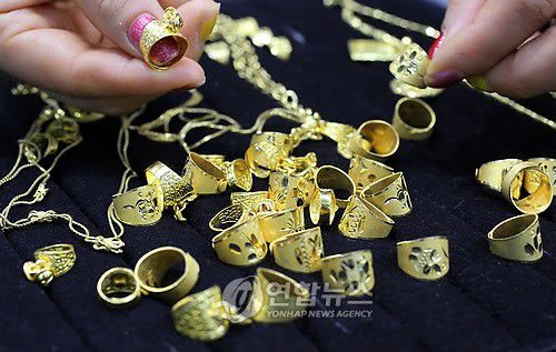 순금 돌반지 (서울=연합뉴스) 진성철 기자 = 서울 종로 한 귀금속점에서 직원이 순금 돌반지들을 보여주고 있다.  2010.5.26 zjin@yna.co.kr