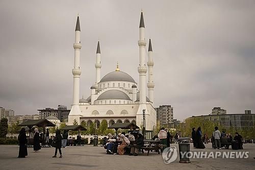 규모 6.2 지진 발생한 이스탄불에서 소피아성당 주변에 모인 시민들[AP=연합뉴스]