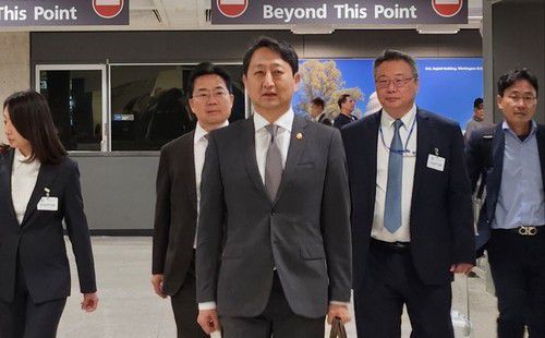 미국 도착한 안덕근 산업부 장관(워싱턴=연합뉴스) 강병철 특파원 = 안덕근 산업통상자원부 장관은 미국과의 이른바 2+2 통상 협의를 하루 앞둔 23일(현지시간) 워싱턴DC 인근 덜레스 공항을 통해 미국으로 입국하고 있다. 2025.04.23. soleco@yna.co.kr (끝)