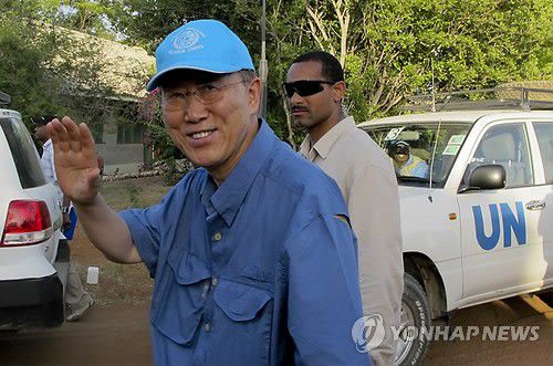 2011년 케냐 다다브 난민캠프를 방문한 반기문 유엔 사무총장[EPA 연합뉴스 자료사진]
