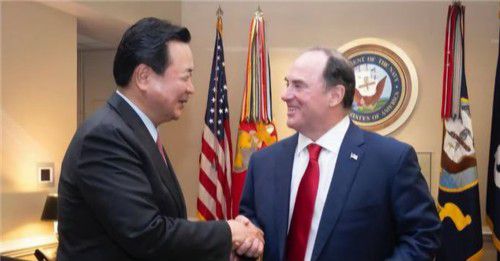 조현동 주미대사, 미 해군 장관 만나 조선업 협력 논의(워싱턴=연합뉴스) 조현동 주미대사는 23일(현지시간) 존 펠란 미국 해군장관을 면담하고 한미 조선업 협력 및 한미동맹 강화를 논의했다. 2025.4.23. [주미대사관 제공. 재판매 및 DB 금지] (끝)