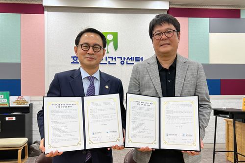 동의대, 부산시노인복지시설협회와 업무 협약김치용 동의대 대외협력원장과 최오석 부산광역시노인복지시설협회장이 협약을 체결하고 있다. [동의대 제공]